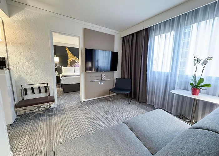 מלון Mercure Centre Tour Eiffel 4*