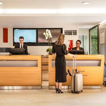 Mercure Centre Tour Eiffel Hotel 4*